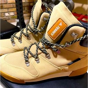 NWOT Men’s Adidas Terrex hiker